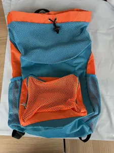Dettaglio dello zaino sportivo blu e arancione con ampia tasca frontale in rete traspirante