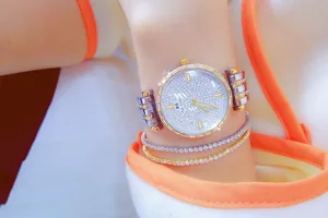 Detalle del reloj de lujo BS Bee Sister para mujer con esfera de cristal y pulseras