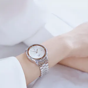 Nahaufnahme der minimalistischen silbernen Damenuhr von BS Bee Sister mit Edelstahlarmband