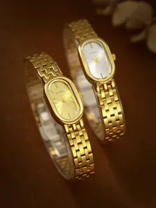 Primer plano de relojes vintage Bee Sister dorados de forma ovalada con banda de acero