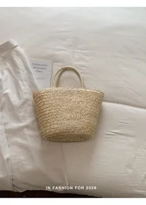 Handgemaakte, hoogwaardige stro geweven draagtas voor een zomerse vakantie aan het strand