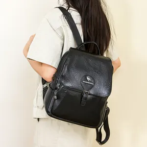 Vue arrière d'un sac à dos en cuir noir avec logo kangourou porté par un mannequin