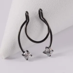 Nahaufnahme eines schwarzen Edelstahl-Septum-Clips mit funkelnden Zirkoniasteinen