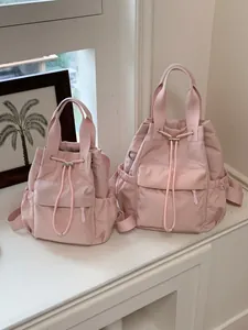 Mochilas minimalistas rosas con cordón en dos tamaños para el uso diario y viajes con estilo