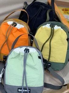 Set bunter sportlicher Umhängetaschen aus leichtem und hochwertigem Crinkle-Nylongewebe