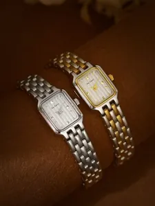 Nahaufnahme von zwei Vintage-Uhren mit rechteckigem Zifferblatt und Metallband