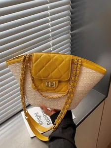 Sac panier en paille tressée à la main avec rabat matelassé jaune et bandoulière