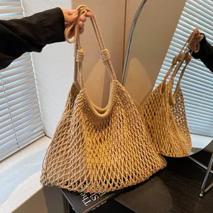 Vista dettagliata di borsa tote in macramè beige perfetta per vacanze estive in stile francese