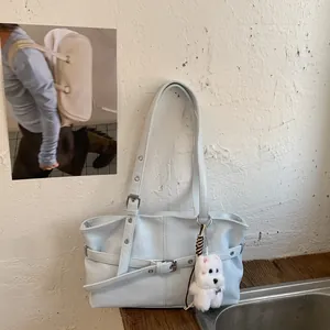 Λεπτομερής πλαϊνή όψη της γαλάζιας τσάντας tote με ένα λευκό χνουδωτό σκυλάκι!