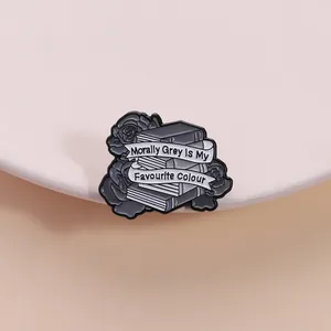 Épingle en émail avec livres et roses et slogan Morally Grey en noir et blanc