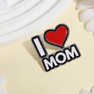Detalle del broche de esmalte para el Día de la Madre con diseño de corazón I Love Mom