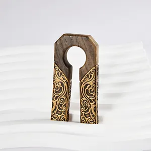 Boucles d'oreilles rétro en métal sculpté et bois en forme de U aux motifs complexes