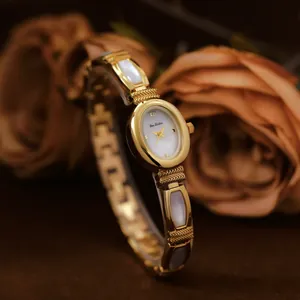 Detalle del elegante reloj de pulsera dorado Bee Sister con nácar blanco natural