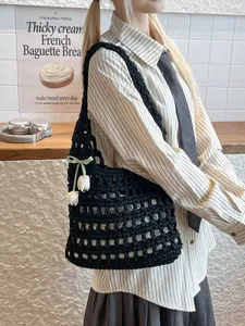 Bolso de hombro de punto calado negro con dijes de tulipanes para playa o uso diario casual