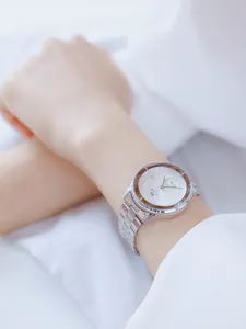 Detailansicht einer minimalistischen silbernen Edelstahluhr für Damen mit kleiner Sekunde