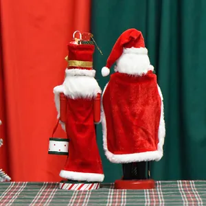 Vista posteriore di burattini di Babbo Natale e schiaccianoci in legno da 35 cm in rosso