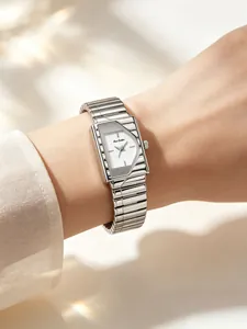 Primer plano de un elegante reloj Bee Sister plateado rectangular para mujer