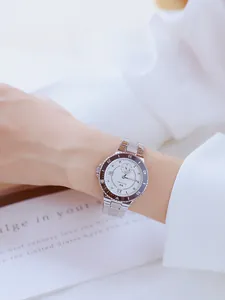 Primer plano del reloj multifunción BS Bee Sister de acero inoxidable plateado