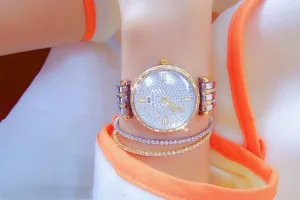 Vista detallada del reloj con pedrería BS Bee Sister y pulseras de tenis.