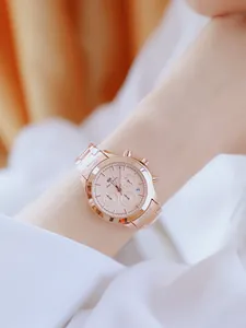 Detalle del reloj de mujer BS Bee Sister en oro rosa con correa de acero en la muñeca