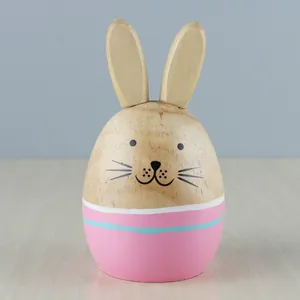 Figurine de lapin en bois faite main en forme d'œuf avec une base rose et un visage