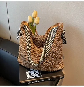 Grand sac cabas en paille tissée avec anses rayées noir et blanc et tulipes déco