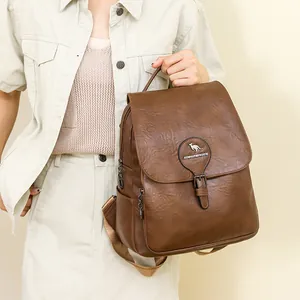 Sac à dos de voyage élégant en cuir marron pour femmes avec un emblème logo kangourou détaillé