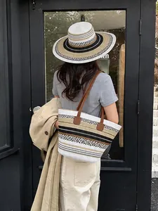Große Strohtasche im koreanischen Stil mit passendem Hut für den Strandurlaub