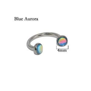 Detailansicht eines blauen, schillernden Hufeisenrings aus Edelstahl mit 4 mm Enden