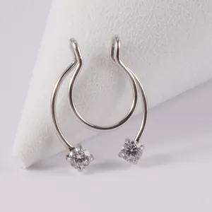 Detailansicht des silbernen falschen Nasenrings aus Edelstahl mit Zirkoniasteinen