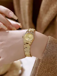 Vista detallada del reloj de pulsera dorado con textura de lava para un estilo vintage