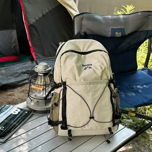 Vue détaillée du sac à dos de camping en plein air à carreaux dans un cadre naturel