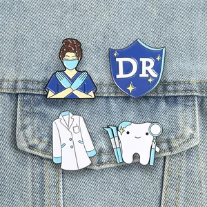 Série de broches médicales en émail avec infirmière, dent et blouse sur denim