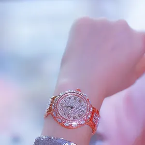 Luxuriöse Damen-Armbanduhr in Roségold mit Vollkristall-Pavé und römischen Ziffern.