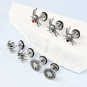 Detailansicht verschiedener Edelstahl-Ohrstecker mit Spinne und Wolfskopf Design