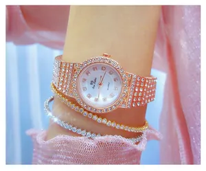 Detalle de un reloj de cuarzo en oro rosa con pedrería y engaste de diamantes completos.