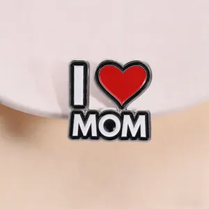 Primer plano del pin esmaltado para el Día de la Madre con diseño de corazón I love Mom