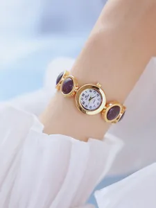 Elegante reloj de pulsera dorado BS Bee Sister con piedras de arena azul en la muñeca.