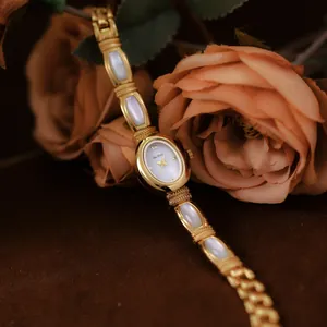Elegante reloj de pulsera Bee Sister dorado con incrustaciones de nácar natural detalle