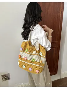 Femme élégante portant un grand sac cabas en crochet jaune fait main avec fleurs
