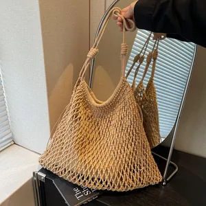Vista dettagliata di una grande borsa a tracolla in rete intrecciata stile francese