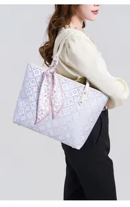 Elegante draagtas met patroon en grote capaciteit met roze zijden sjaal accessoire