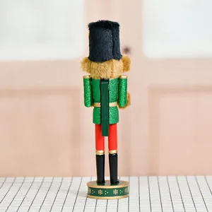 Vista trasera del cascanueces de madera de 30cm con purpurina verde y diseño de cabeza de oso