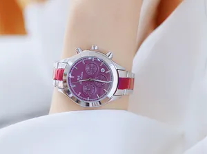 Primer plano de un reloj clásico de acero para mujer con esfera púrpura y correa metálica