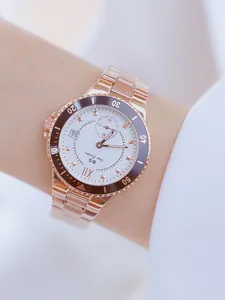 Detalle del reloj BS Bee Sister de acero oro rosa con bisel negro y esfera blanca elegante