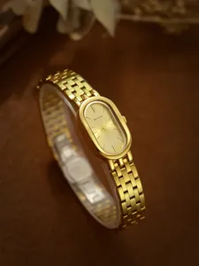 Elegante reloj ovalado de mujer en acero inoxidable dorado con esfera minimalista