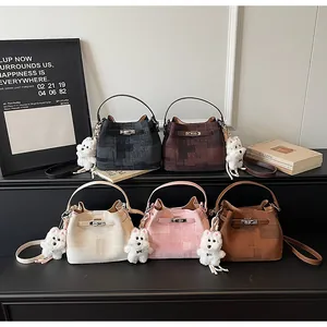 Kollektion strukturierter Eimertaschen in verschiedenen Farben mit süßen Hundeanhängern