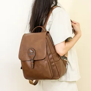 Vue détaillée d'un sac à dos élégant en similicuir marron pour femme porté au dos