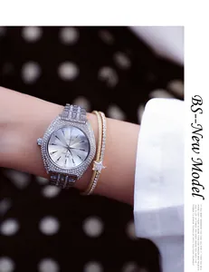Elegante reloj de mujer plateado con pedrería y una pulsera con detalle de estrella.