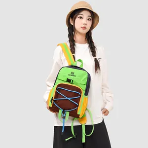 Detailansicht eines farbenfrohen Outdoor-Wanderrucksacks an einem Modell